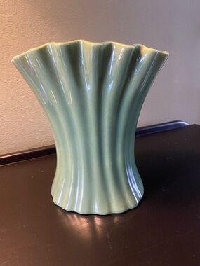 Bauer mid-century, art deco scalloped ruffle ceramic vase